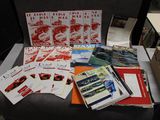 beaucoup de livres et de brochures posés sur une chaise