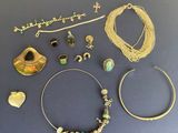 un ensemble de bijoux comprenant un collier, un bracelet et une bague