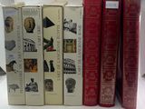 plusieurs livres sont alignés sur une table