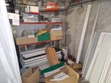une pièce avec beaucoup de cartons et des cartons sur le sol