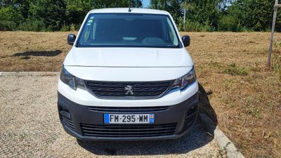 une camionnette blanche garée dans un parking