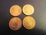 quatre types différents de pièces d'or sur une surface noire
