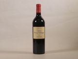 une bouteille de vin posée sur une table