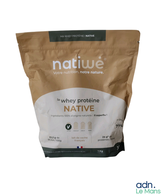 un sachet de protéines de lactosérum d'origine locale sur fond blanc