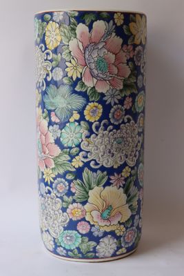 un vase bleu orné d'un motif floral