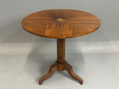 GUÉRIDON à plateau basculant placage de palissandre, décor a…