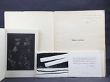 trois livres ouverts posés sur une table l'un à côté de l'autre