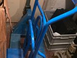 un diable bleu posé par terre
