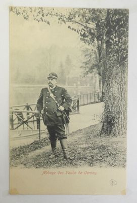 une vieille photo d'un homme en uniforme militaire debout près d'un arbre