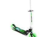 un gros plan d'un scooter aux roues vertes sur fond blanc