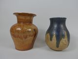 deux vases posés l'un à côté de l'autre sur une surface blanche