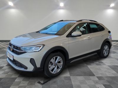 Le nouveau SUV Volkswagen Cross-Trac est exposé dans un showroom