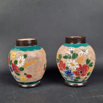 paire de vases asiatiques ornés de fleurs et d'oiseaux peints
