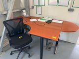 un bureau, une chaise et une échelle dans la pièce