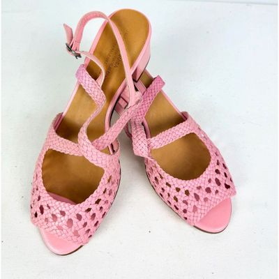 NAGUISA. Paire de sandales en cuir tressé rose.