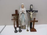 une statue représentant une femme tenant une croix, à côté d'un crucifix