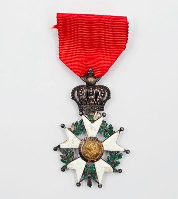 une image représentant une médaille ornée d'un ruban rouge et d'une couronne