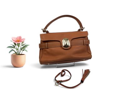 sac à main en cuir marron orné de pompons et d'une fleur en pot