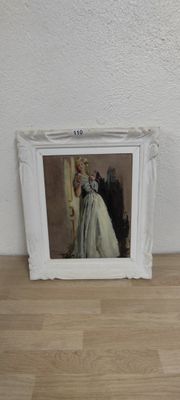 la photo d'une femme en robe blanche posée sur une table