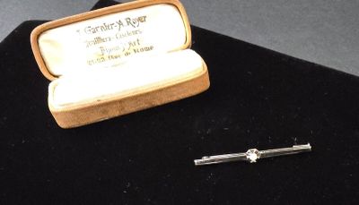 Broche barrette en or gris 750/°°° Art Déco centrée d'une pe…