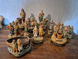 de nombreuses figurines posées sur une table