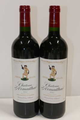 deux bouteilles de vin posées sur une table