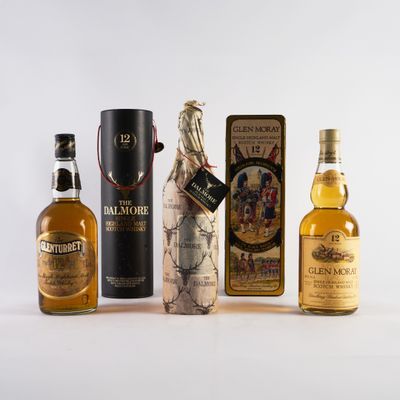 trois bouteilles d'alcools différents posées les unes à côté des autres