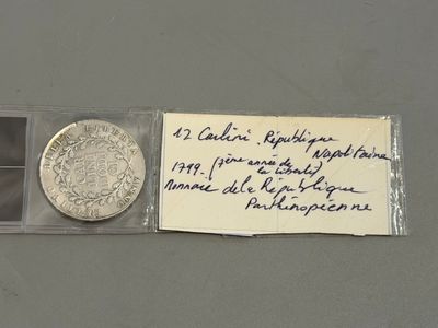 une photo d'une pièce de monnaie à laquelle est attaché un bout de papier