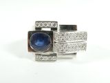 une image d'une bague avec une pierre bleue entourée de diamants