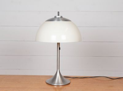 une photo d'une lampe de table posée sur une surface en bois, sur fond blanc