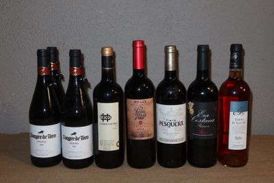plusieurs bouteilles de vin sont alignées sur une table