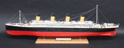 une maquette de bateau exposée sur une table