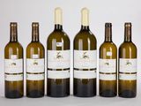 six bouteilles de vin sont alignées sur un fond blanc