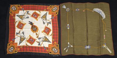 deux morceaux de tissu ornés de motifs sur un fond noir