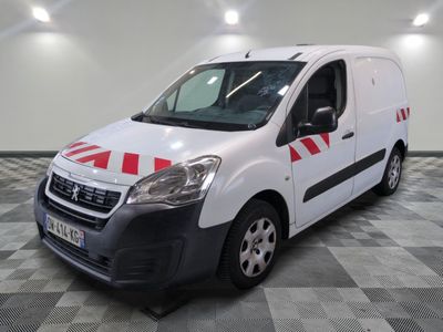 la camionnette blanche est garée sur le sol en damier d'une pièce