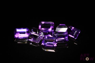 cubes d'améthorate violets sur fond noir