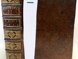 un vieux livre dont un bout de papier dépasse de la couverture