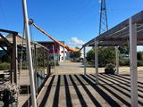 une grue qui se trouve au milieu d'un parking