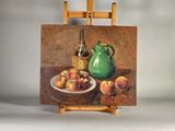 une peinture représentant une cruche verte et un bol de pêches posés sur une table