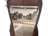un miroir posé sur une table