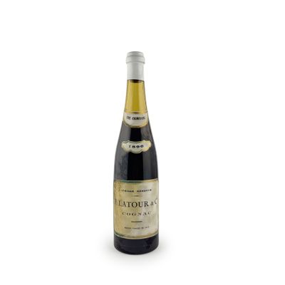 la bouteille de vin est posée sur une surface blanche