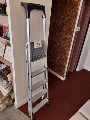une échelle adossée au mur d'une pièce