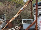 un tas de vieilleries au milieu d'un champ de terre battue