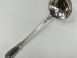 gros plan d'une cuillère avec son manche sur une table