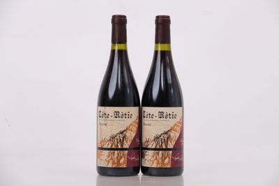 deux bouteilles de vin posées l'une à côté de l'autre sur une table