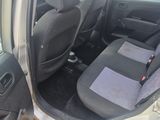 une voiture avec deux sièges à l'arrière
