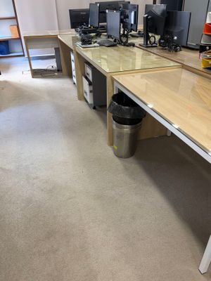 une photo d'une salle informatique avec des ordinateurs posés sur les bureaux