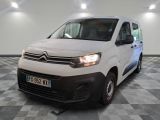 la camionnette blanche est garée sur un sol en damier dans le garage