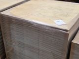 de nombreuses piles de cartons posées sur une étagère dans un entrepôt