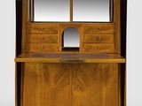 une armoire en bois surmontée d'un miroir